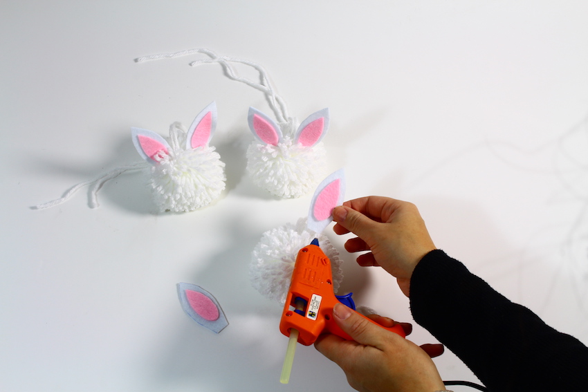 DIY : la guirlande de pompons lapins de Pâques • Plumetis Magazine