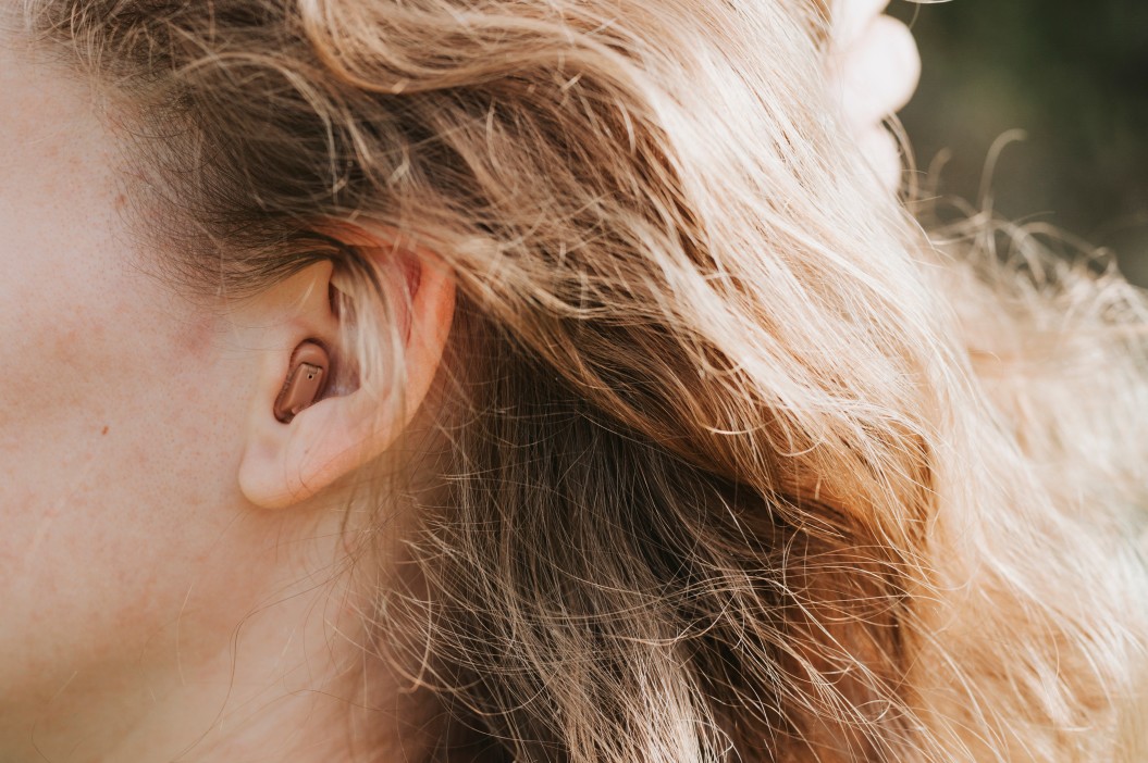 Les appareils auditifs ne se cachent plus ! • Plumetis Magazine